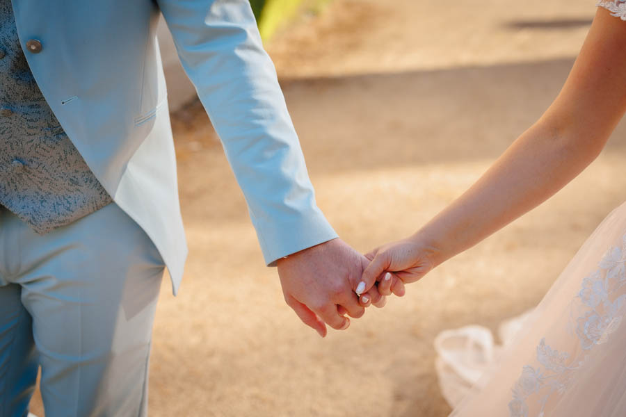 Les mariés se sourient lors d'un mariage au château de la Sébrandière en Vendée