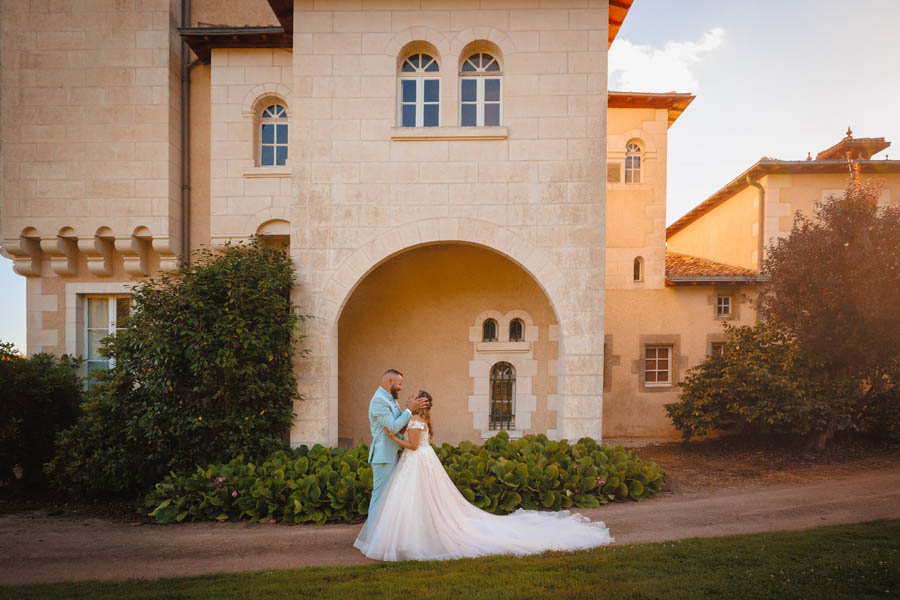 Les mariés courent lors d'un mariage au château de la Sébrandière en Vendée