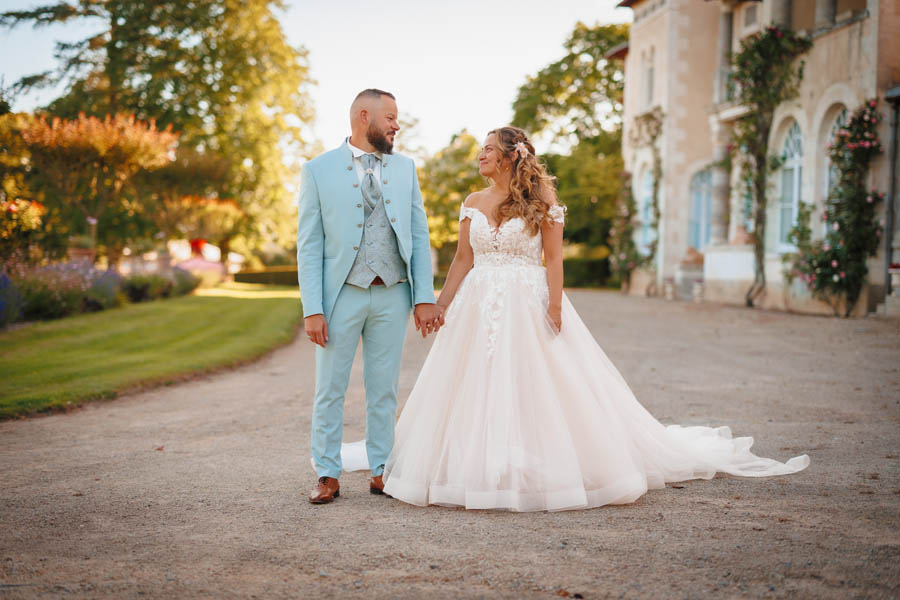 Les mariés se sourient lors d'un mariage au château de la Sébrandière en Vendée