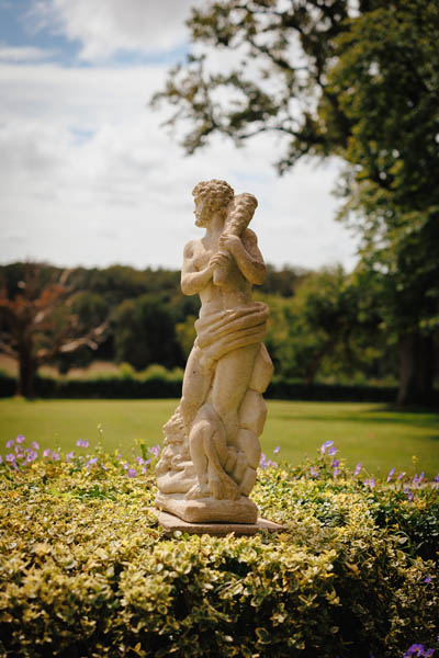 Les alliances sont posées sur la papèterie lors d'un mariage au château de la Sébrandière en Vendée