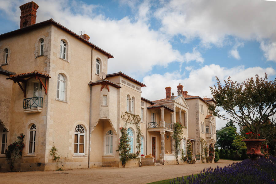 Les mariés se tiennent la main lors d'un mariage au château de la Sébrandière en Vendée