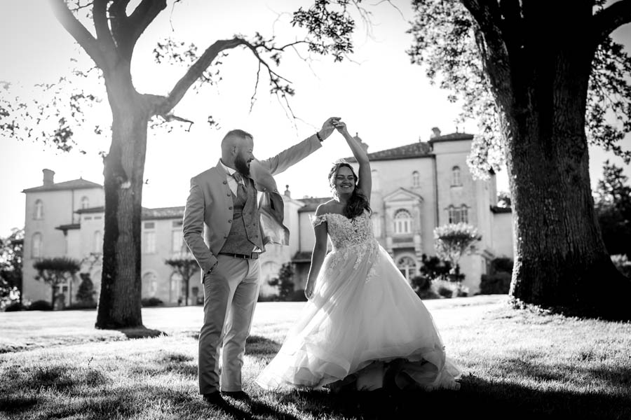 La mariés sortent par la porte du domaine lors d'un mariage au château de la Sébrandière en Vendée