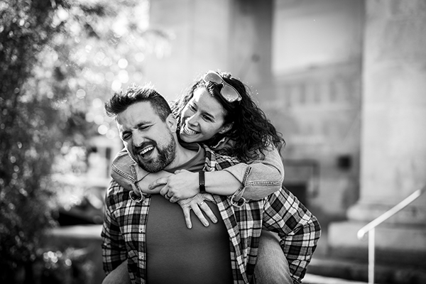 Photographie d'un photographe professionnel montrant un couple lors d'une séance de photos de couple