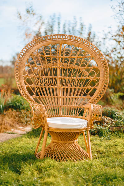 Fauteuil Emmanuelle en rotin servant de location pour la décoration lors d'un mariage