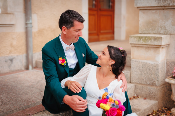 Photographie d'un Photographe Mariage montrant un couple de mariés qui rient à Nantes