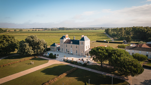 Les mariés avancent vers le château de la Sébrandière pour leur mariage en Vendée