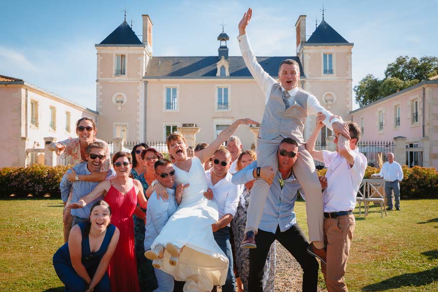 La table des mariés est dressée lors d'un mariage au château de la Sébrandière en Vendée