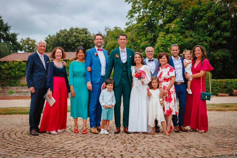 La voiture des mariés est garée devant le lieu de réception lors d'un mariage au château de la Sébrandière en Vendée