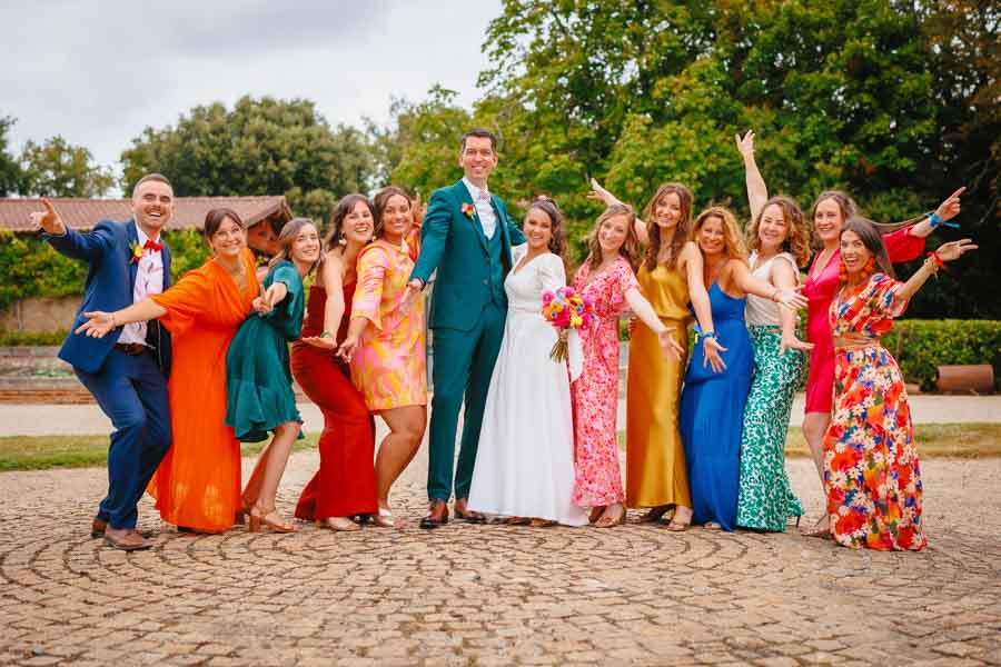 Les mariés s'embrassent dans une voiture lors d'un mariage au château de la Sébrandière en Vendée