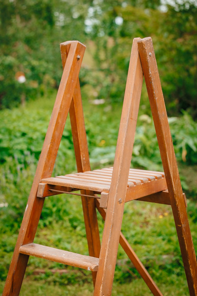 Escabeau en bois décoratif servant de location pour la décoration lors d'un mariage