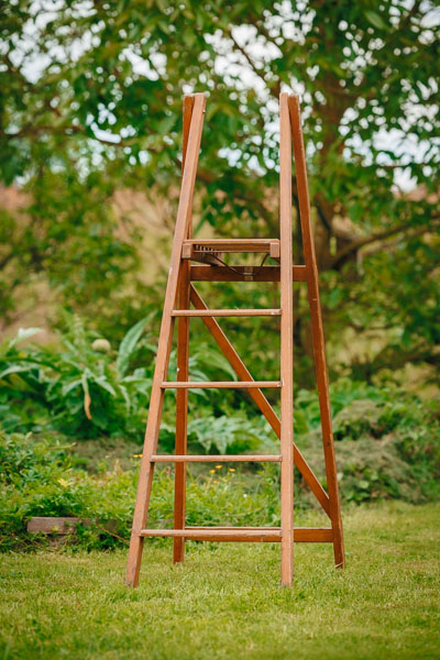 Escabeau en bois décoratif servant de location pour la décoration lors d'un mariage