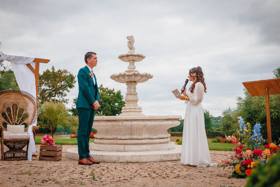 La table des mariés est dressée lors d'un mariage au château de la Sébrandière en Vendée