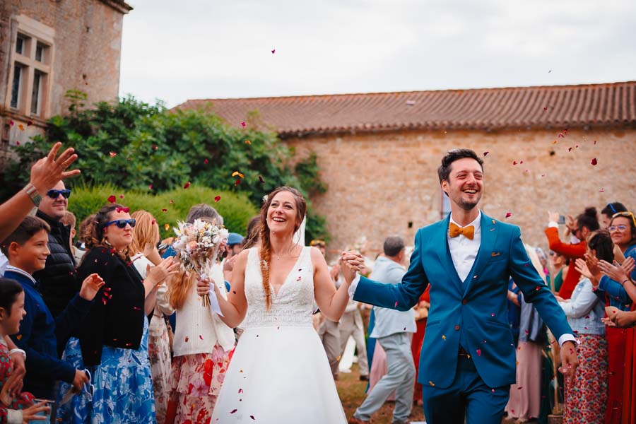 La voiture des mariés est garée devant le lieu de réception lors d'un mariage au château de la Sébrandière en Vendée