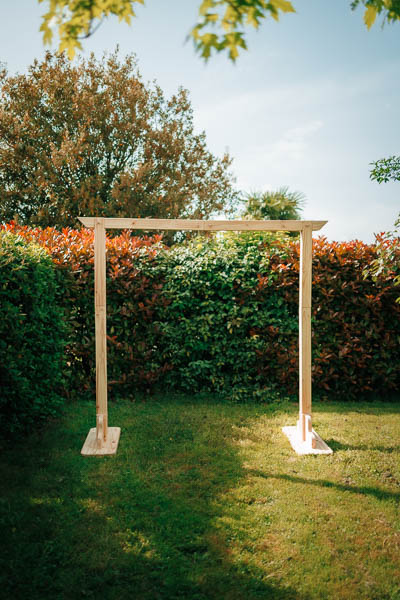 Fauteuils Emmanuelle en rotin servant de location pour la décoration lors d'une cérémonie de mariage