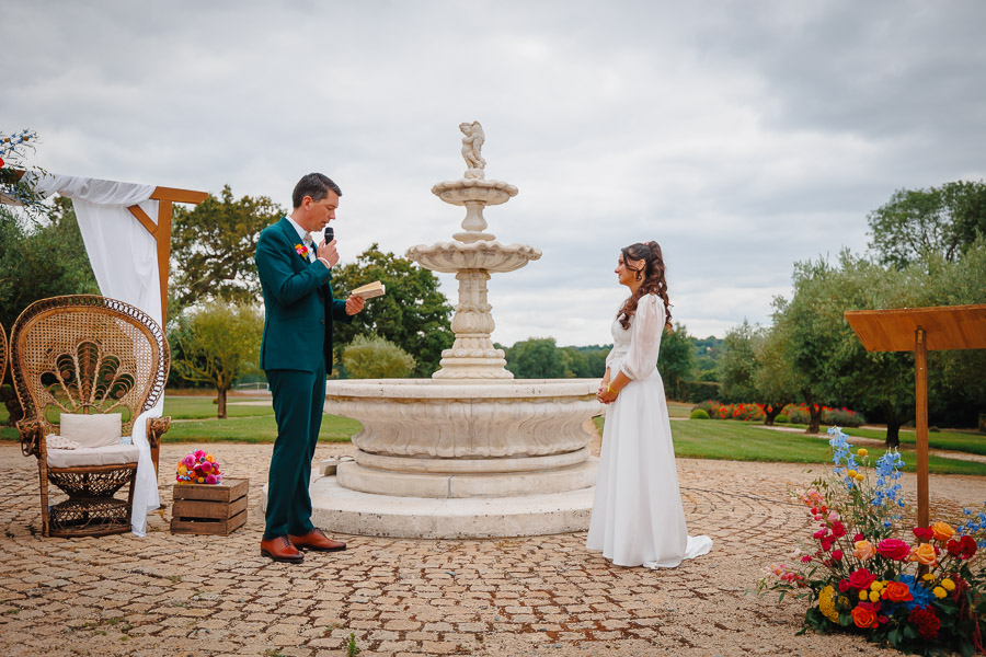 Photographe Mariage-1-3 Une mariée et un marié se tiennent par les mains pour leur séance de photos de couple de mariage