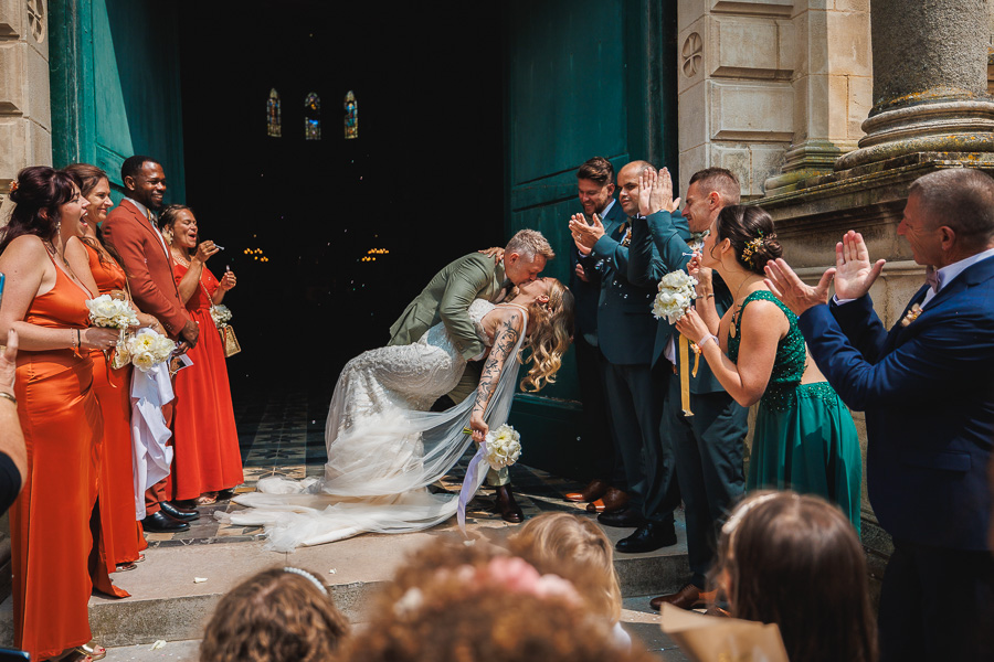 Photographe Mariage Vendée-84 Une mariée et un marié se tiennent par les mains pour leur séance de photos de couple de mariage