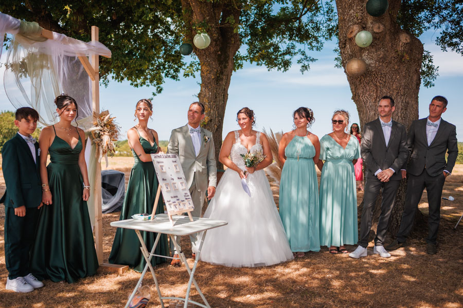 Les mariés s'embrassent dans une voiture lors d'un mariage au château de la Sébrandière en Vendée