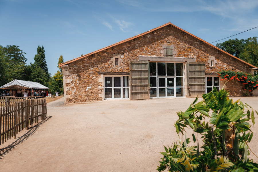 La voiture des mariés est garée devant le lieu de réception lors d'un mariage au château de la Sébrandière en Vendée