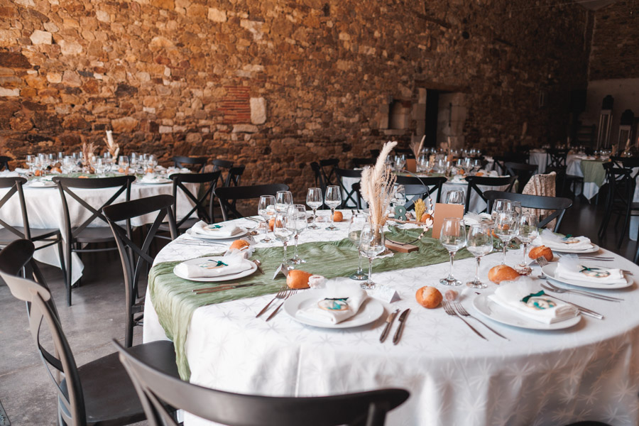 Les mariés s'embrassent dans une voiture lors d'un mariage au château de la Sébrandière en Vendée