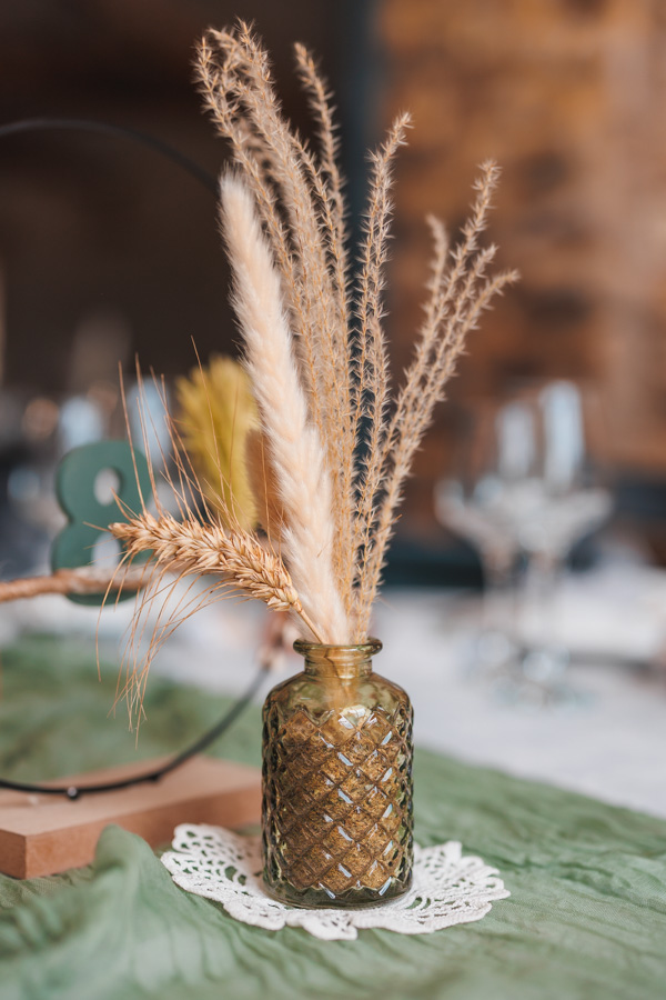 La voiture des mariés est garée devant le lieu de réception lors d'un mariage au château de la Sébrandière en Vendée