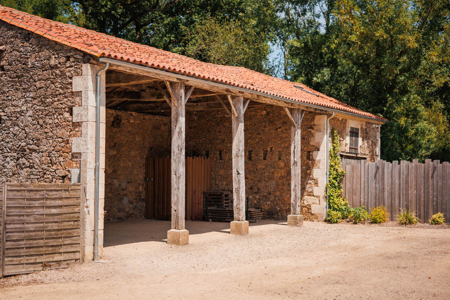 La voiture des mariés est garée devant le lieu de réception lors d'un mariage au château de la Sébrandière en Vendée