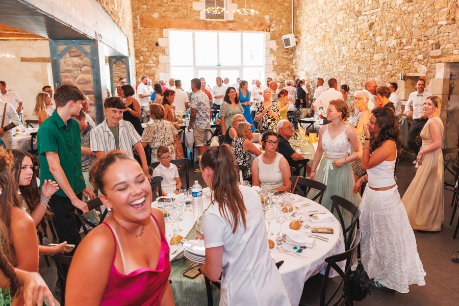 La voiture des mariés est garée devant le lieu de réception lors d'un mariage au château de la Sébrandière en Vendée