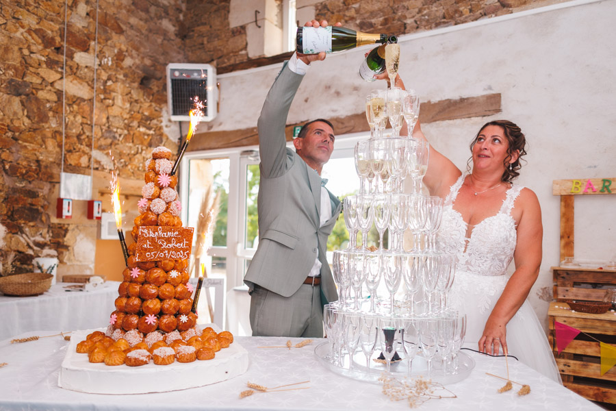 Les mariés s'embrassent dans une voiture lors d'un mariage au château de la Sébrandière en Vendée