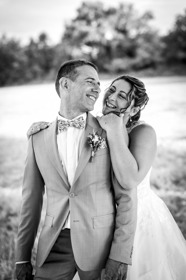 Les mariés s'embrassent dans une voiture lors d'un mariage au château de la Sébrandière en Vendée