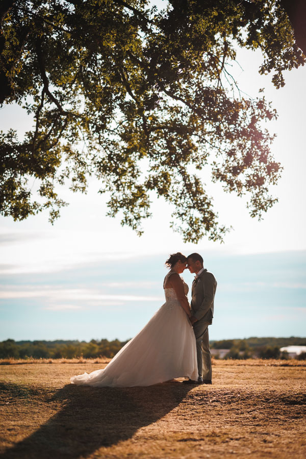 Les mariés s'embrassent dans une voiture lors d'un mariage au château de la Sébrandière en Vendée