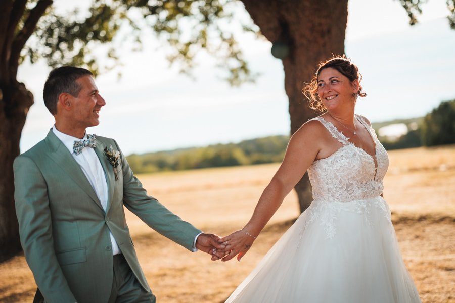 Les mariés s'embrassent dans une voiture lors d'un mariage au château de la Sébrandière en Vendée