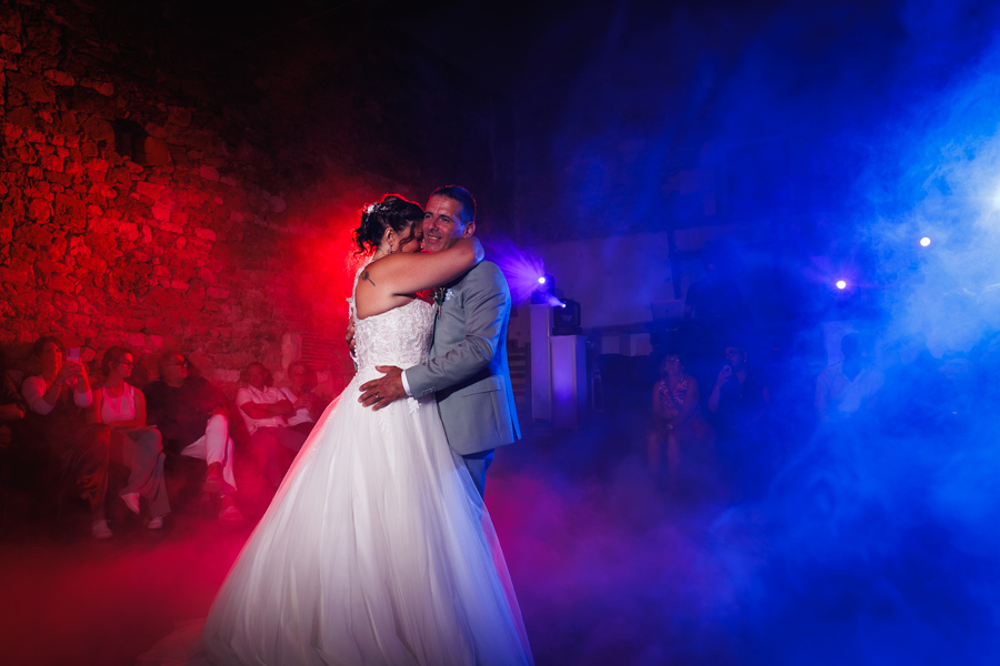 La voiture des mariés est garée devant le lieu de réception lors d'un mariage au château de la Sébrandière en Vendée