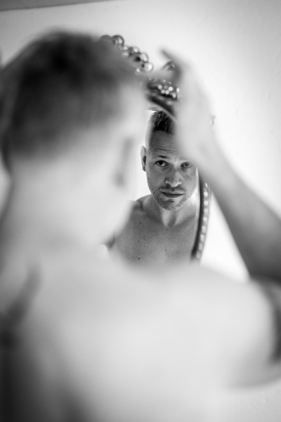 La décoration de table est dressée lors d'un mariage au château de la Sébrandière en Vendée