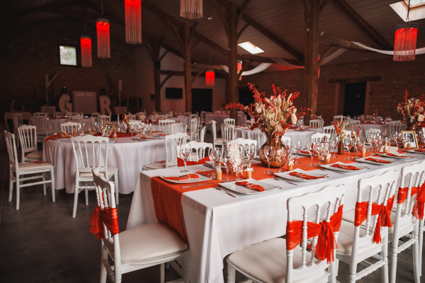 Les alliances sont posées sur la papèterie lors d'un mariage au château de la Sébrandière en Vendée