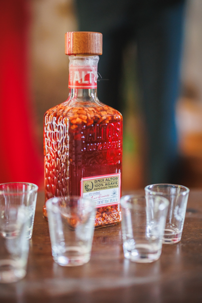 La mariés sortent par la porte du domaine lors d'un mariage au château de la Sébrandière en Vendée