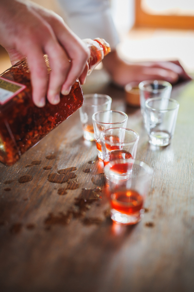 Les mariés descendent l'escalier lors d'un mariage au château de la Sébrandière en Vendée