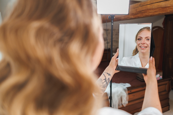 La voiture des mariés est garée devant le lieu de réception lors d'un mariage au château de la Sébrandière en Vendée