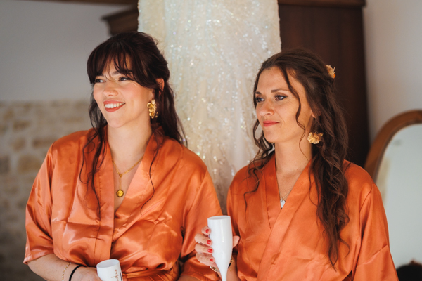 Les mariés s'embrassent dans une voiture lors d'un mariage au château de la Sébrandière en Vendée