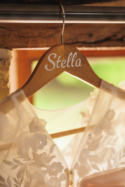 La table des mariés est dressée lors d'un mariage au château de la Sébrandière en Vendée