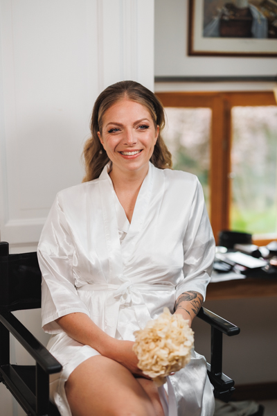 Les alliances sont posées sur la papèterie lors d'un mariage au château de la Sébrandière en Vendée