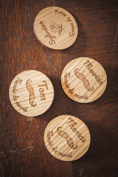 Les alliances sont posées sur la papèterie lors d'un mariage au château de la Sébrandière en Vendée