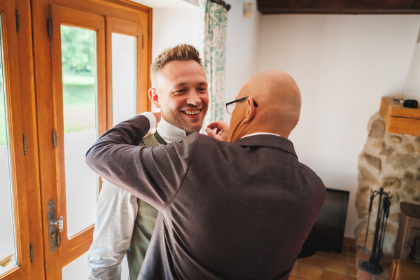 La voiture des mariés est garée devant le lieu de réception lors d'un mariage au château de la Sébrandière en Vendée