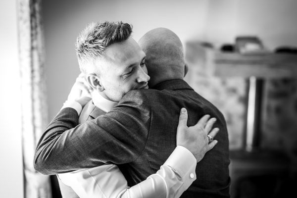 Les mariés s'embrassent dans une voiture lors d'un mariage au château de la Sébrandière en Vendée