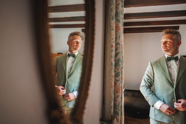 La voiture des mariés est garée devant le lieu de réception lors d'un mariage au château de la Sébrandière en Vendée