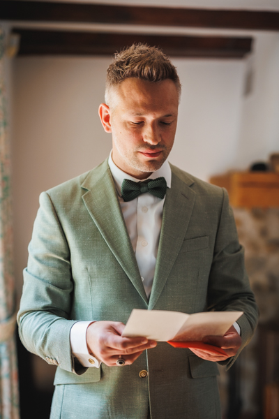 La mariés sortent par la porte du domaine lors d'un mariage au château de la Sébrandière en Vendée