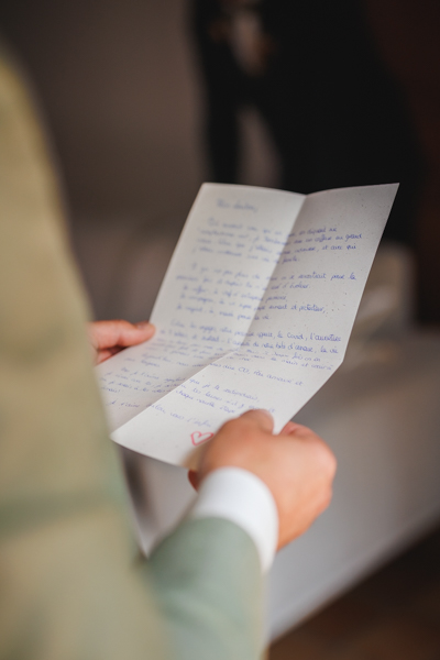 Les mariés descendent l'escalier lors d'un mariage au château de la Sébrandière en Vendée