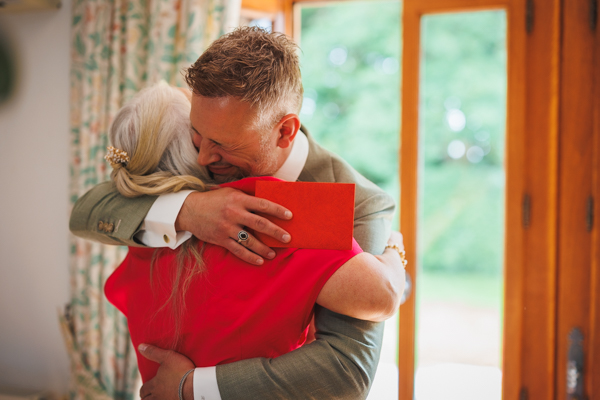 La voiture des mariés est garée devant le lieu de réception lors d'un mariage au château de la Sébrandière en Vendée