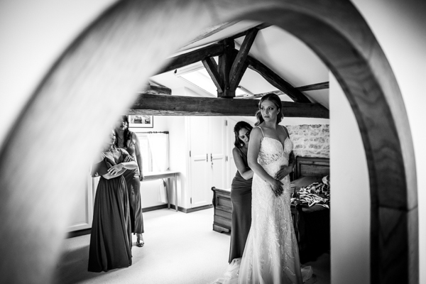 La voiture des mariés est garée devant le lieu de réception lors d'un mariage au château de la Sébrandière en Vendée