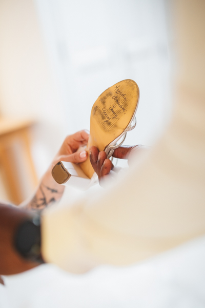 Les mariés descendent l'escalier lors d'un mariage au château de la Sébrandière en Vendée