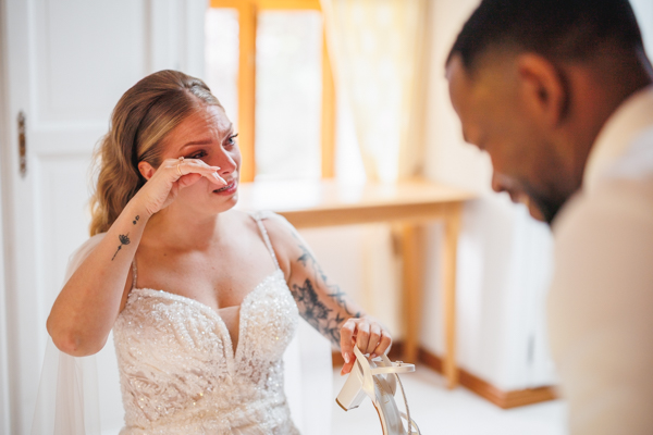 Les mariés s'embrassent dans une voiture lors d'un mariage au château de la Sébrandière en Vendée