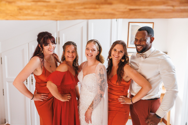 La table des mariés est dressée lors d'un mariage au château de la Sébrandière en Vendée